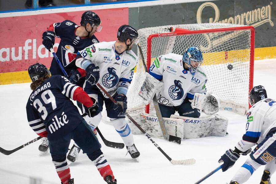 Pecararo (Slovan) strieľa gól Popradu.