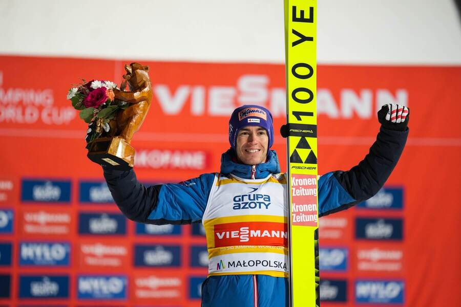 Stefan Kraft oslavuje triumf v Zakopanom 2024.