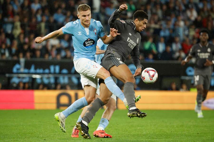 Súboj Juda Bellinghama (Real Madrid) a Carla Starfelta (Celta Vigo)