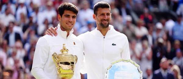 Carlos Alcaraz a Novak Djokovic po wimbledonskom finále v roku 2024