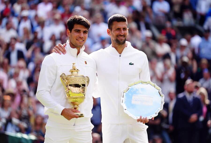 Carlos Alcaraz a Novak Djokovic po wimbledonskom finále v roku 2024