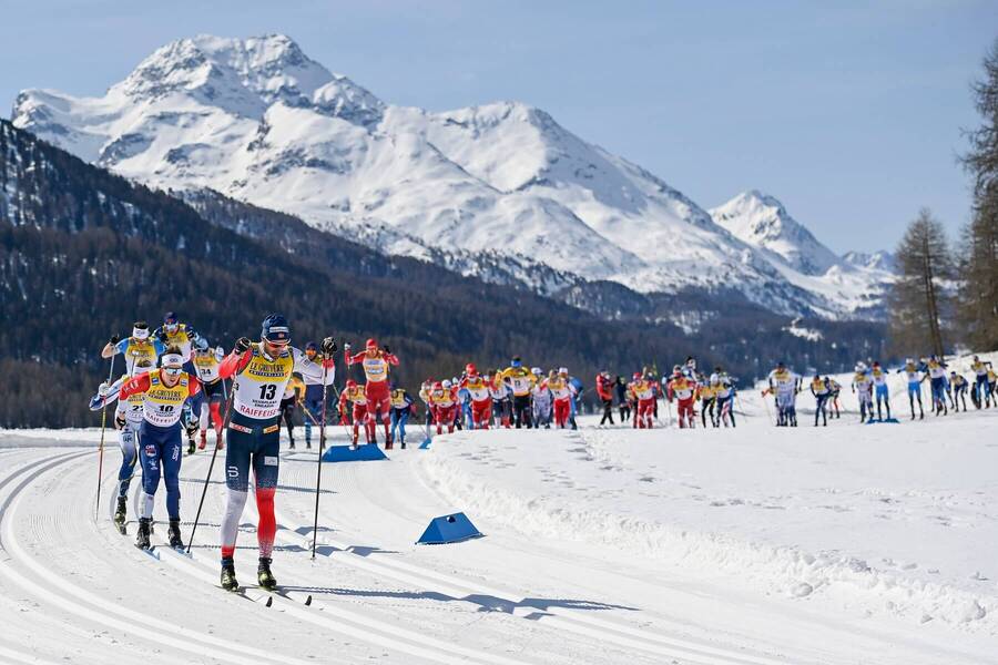 Hans Christer Holund na čele pretekov na 15 km klasicky v stredisku Silvaplana (2021)