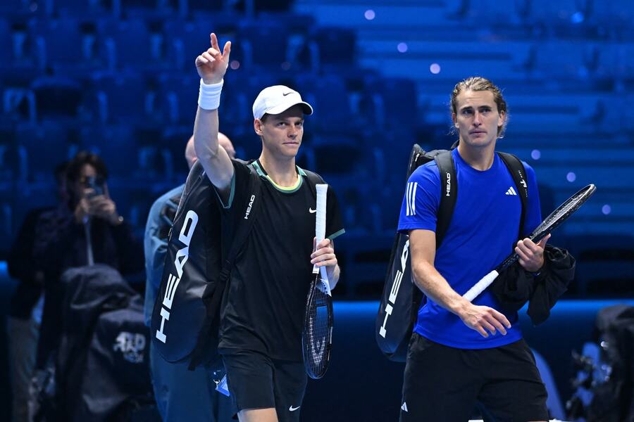 Jannik Sinner (vľavo) a Alexander Zverev