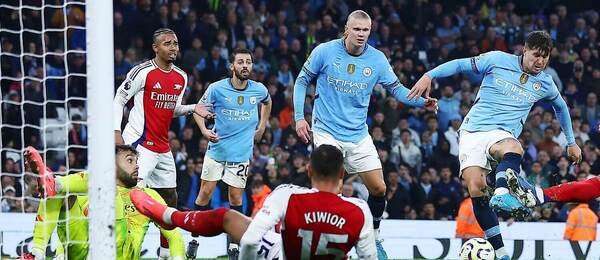 John Stones (Manchester City) vyrovnáva proti Arsenalu na 2:2 v 98. minúte.