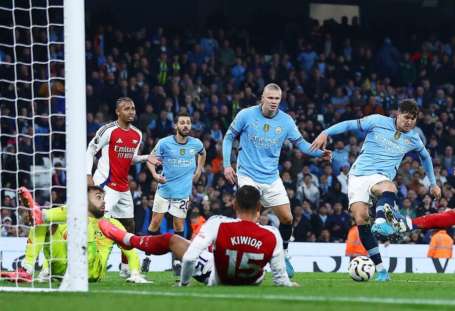 John Stones (Manchester City) vyrovnáva proti Arsenalu na 2:2 v 98. minúte.