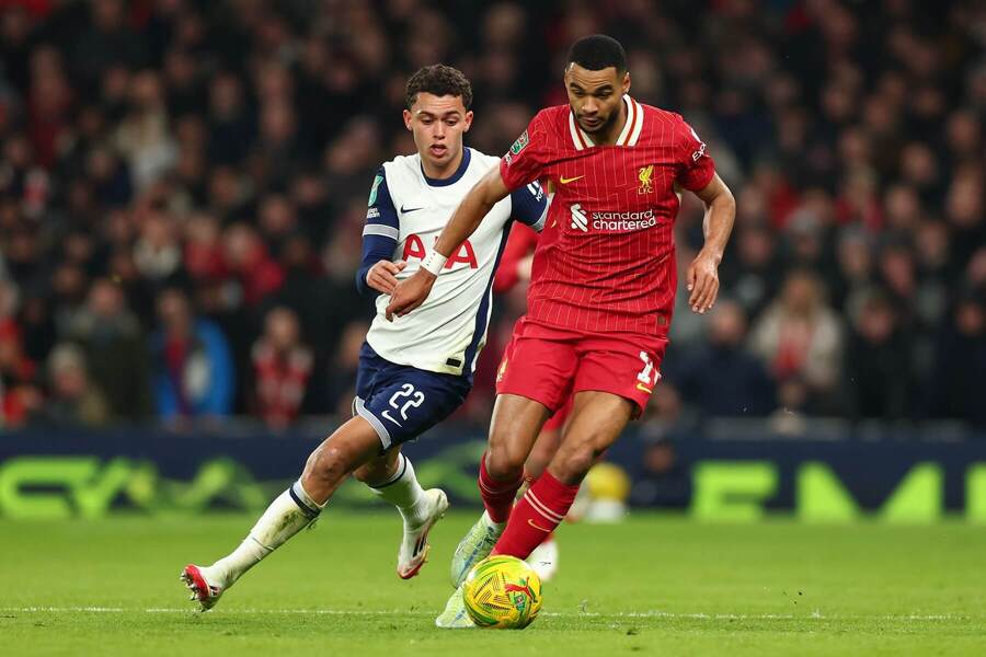 Pravý obranca Tottenhamu Pedro Porro (vľavo) atakuje Codyho Gakpa z Liverpoolu v 1. semifinálovom zápase Carabao Cup 2024/2025