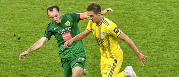 Miroslav Káčer (Žilina) a Michal Faško (Košice) v súboji.