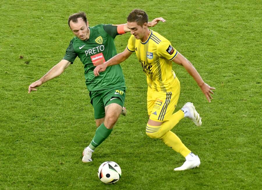 Miroslav Káčer (Žilina) a Michal Faško (Košice) v súboji.