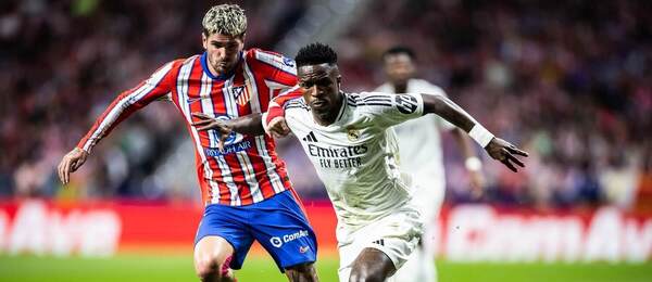 Rodrigo de Paul (Atlético) a Vinícius Júnior (Real) v súboji.