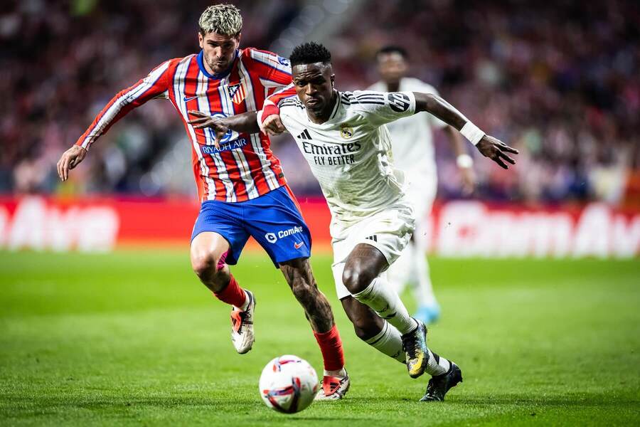 Rodrigo de Paul (Atlético) a Vinícius Júnior (Real) v súboji.