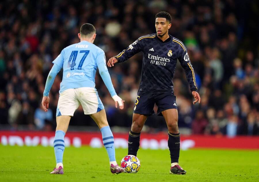 Jude Bellingham (vpravo), Phil Foden (vľavo): súboj stredopoliarov Realu Madrid a Manchesteru City v poslednom vzájomnom zápase týchto tímov