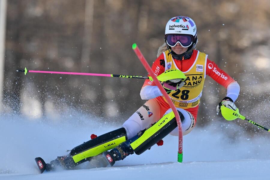 Švajčiarka Aline Danioth na trati slalomu v Sestriere 2022