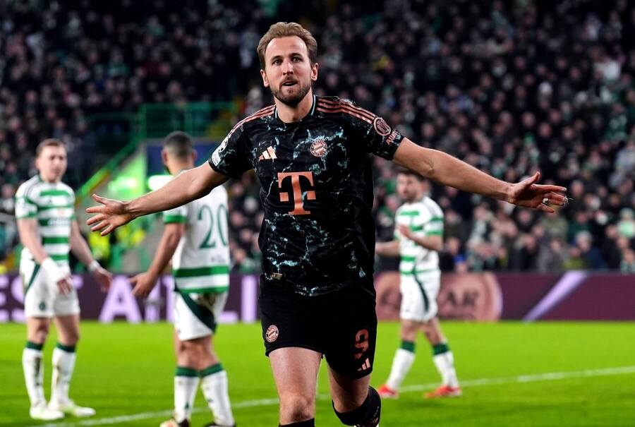 Harry Kane oslavuje druhý gól Bayernu do siete Celticu v 1. zápase play off Ligy majstrov 2024/2025 v Celtic Parku v stredu 12. februára 2025