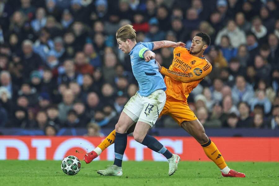 Kevin De Bruyne (Man City, vľavo) a Jude Bellingham (vpravo) v 1. zápase play-off Ligy majstrov.