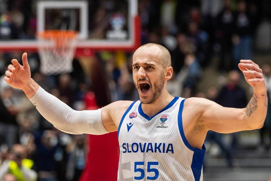 Basketbalista Šimon Krajčovič v drese Slovenska.