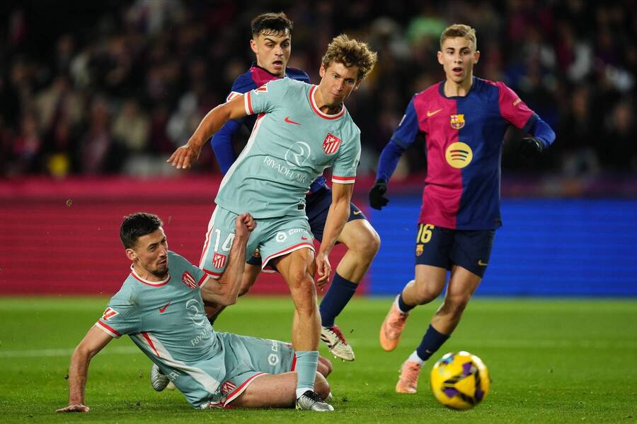 Clément Lenglet na zemi a Marcos Llorente (obaja Atlético) bojujú o loptu s hráčmi Barcelony Pedrim a Fermínom Lópezom (v červeno-modrom drese) v decembrovom zápase 18. kola La Ligy 2024/25