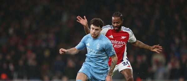 Neco Williams (Nottingham) a Raheem Sterling (Arsenal) v súboji o loptu.