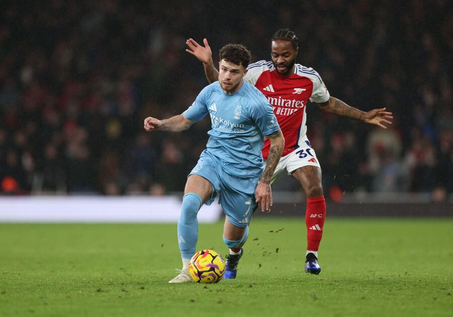 Neco Williams (Nottingham) a Raheem Sterling (Arsenal) v súboji o loptu.