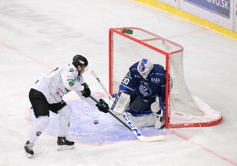 Richard Ondrušek (Nové Zámky) a Ádám Vay (Poprad) v 22. kole.